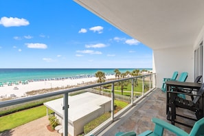 Property grounds - Sterling Sands 313 - On the Beach! Renovated 2B/2B w/Pool/Hot Tub/Garage Parking (Destin)