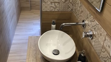 Tina con regadera, tina de hidromasaje, secadora de cabello, bidet