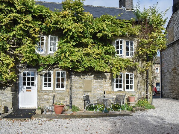 Outdoor dining - 2 bedroom accommodation in Yougrave, near Bakewell (Yougrave, near Bakewell)