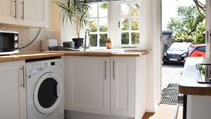 A kitchen with a washing machine, a microwave, and a sink. - 2 bedroom accommodation in Yougrave, near Bakewell (Yougrave, near Bakewell)
