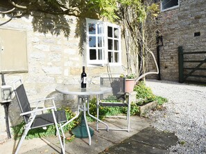 Outdoor dining - 2 bedroom accommodation in Yougrave, near Bakewell (Yougrave, near Bakewell)