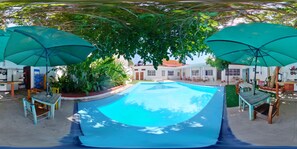 Family Room Exterior Bathroom | Teras/patio