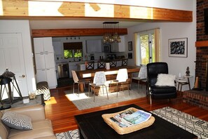 Älytelevisio, takka, videopelejä, kirjoja