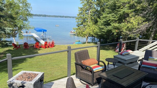 Terraza con muebles de exterior con vista a un lago.