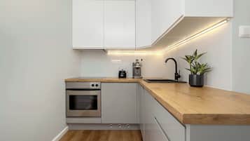 Een koelkast, een oven, een kookplaat, een vaatwasser