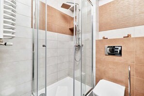 Dusche, kostenlose Toilettenartikel, Haartrockner, Handtücher