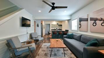 Smart-TV, Tischfußball, Tischtennisplatte