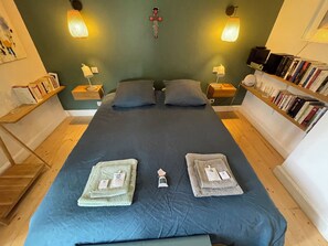 1 chambre, bureau, chambres insonorisées, fer et planche à repasser