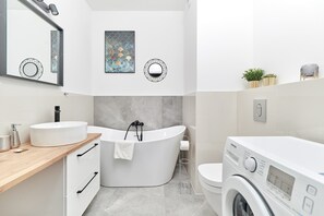 Bañera, secador de pelo y toallas