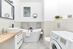 أحواض استحمام، مجففات شعر، مناشف