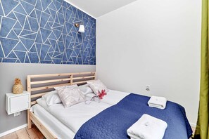 1 dormitorio, tabla de planchar con plancha, wifi y ropa de cama