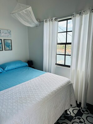 2 bedrooms, in-room safe, desk, iron/ironing board - Ocean View (St, George)