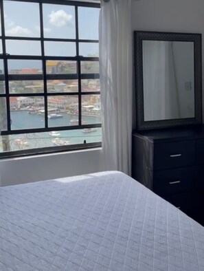 2 slaapkamers, een kluis op de kamer, een bureau