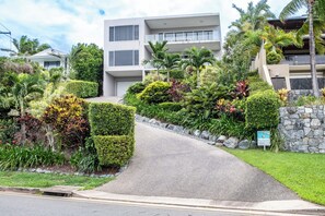 Property grounds - Luxury 1 bedroom apartment in Central Airlie with the best views (Airlie Beach)