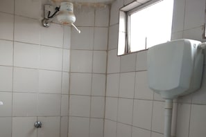 Habitación doble | Baño | Regadera, amenidades de baño gratuitas, toallas, papel de baño