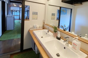 Shared bathroom - Bamboo Village - Hostel (Naoshima)
