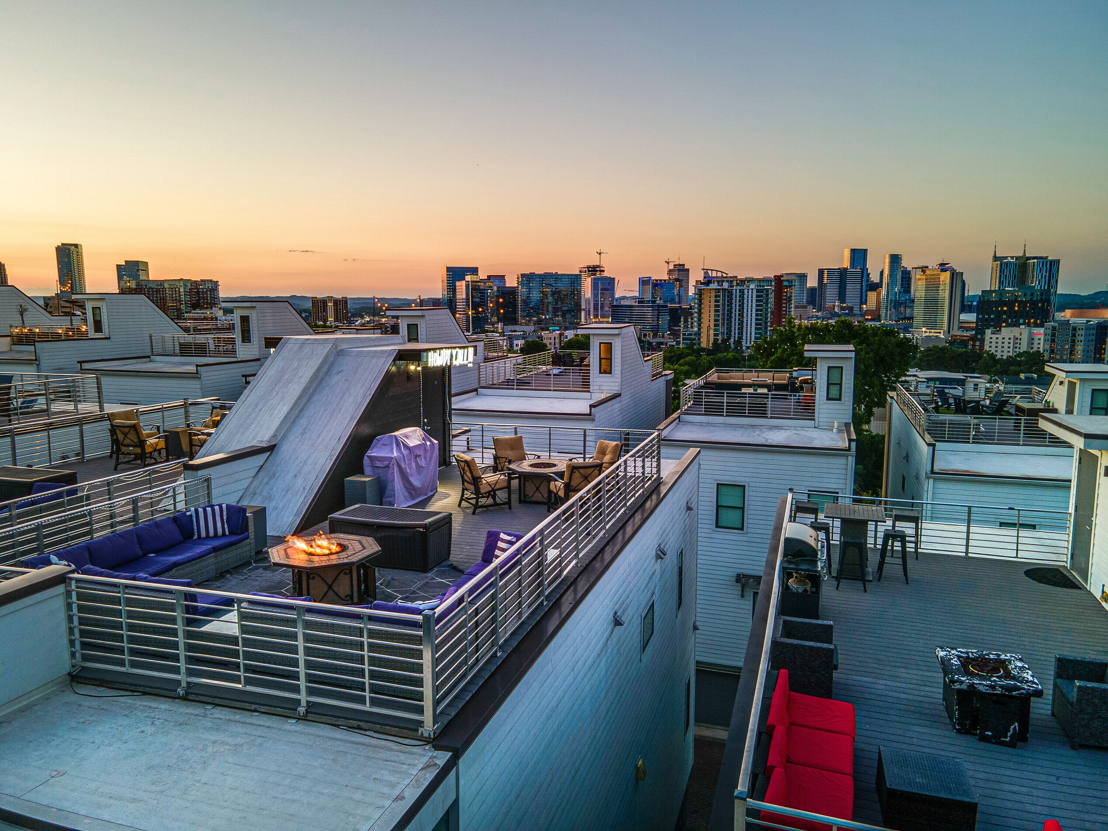 A2)* 4Br & 4 Full Baths - 16 Beds - Huge Rooftop