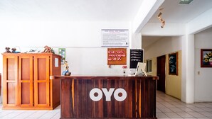 A reception desk with the logo "OYO" in a hotel lobby. - OYO Hotel Betsua Vista Hermosa, Huatulco (Santa María Huatulco)