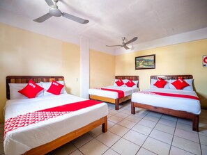 Chambre Standard (Three beds) | Bureau, chambres insonorisées, fer et planche à repasser, Wi-Fi gratuit