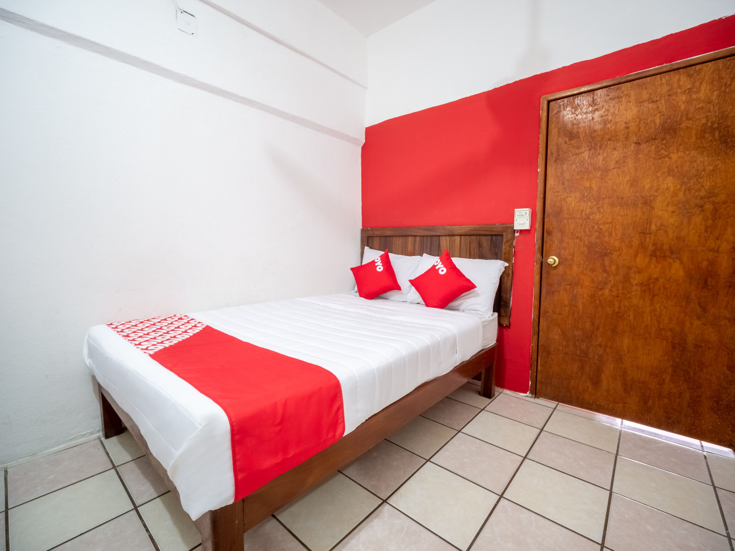 Desk, soundproofing, iron/ironing board, free WiFi
