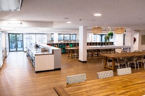 Fridge, microwave, stovetop, cookware/dishes/utensils - The Surf House - Hostel (Byron Bay)