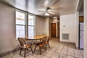 Dining - Black Hills Haven | The Summit Lodge – Units 1 & 2 · 4BR Vensérra Retreat near Mount Rushmore (Keystone)