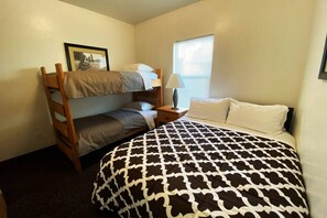 4 bedrooms, desk, free WiFi, bed sheets