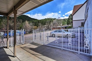 Property grounds - Black Hills Haven | The Summit Lodge – Units 1 & 2 · 4BR Vensérra Retreat near Mount Rushmore (Keystone)