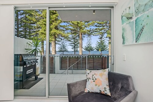 Breeze 10, Ground-Floor Luxury Beachfront Stay