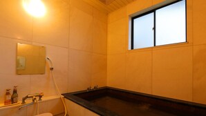 A bathroom with a bathtub, a toilet, a sink, and a window. - Warabisou (Yuzawa)