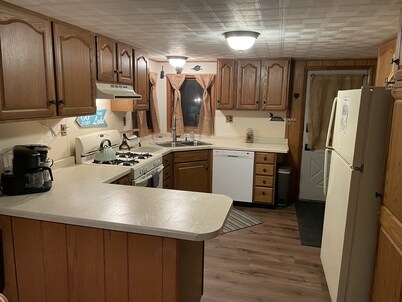 Quiet waterfront cabin near Tomahawk & Minocqua, Pet friendly