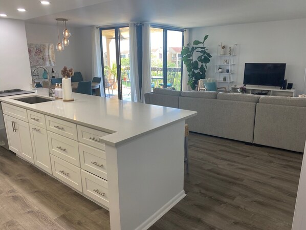 Interior - 2BR/2BA Condo with 2 Pools, Hot Tub & Lake Views! 1 mile to beach (Delray Beach)