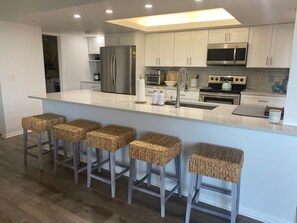 Microwave, oven, stovetop, dishwasher - 2BR/2BA Condo with 2 Pools, Hot Tub & Lake Views! 1 mile to beach (Delray Beach)