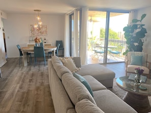 Smart TV - 2BR/2BA Condo with 2 Pools, Hot Tub & Lake Views! 1 mile to beach (Delray Beach)