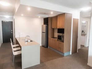 Family Apartment | Private kitchen | Mini-fridge - Airtrip Apartments on River Street (Mackay)