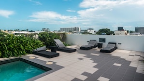 Kolam renang rooftop