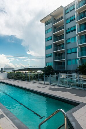 Outdoor pool - Airtrip Apartments on River Street (Mackay)