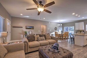 TV - Modern Cabin in the Woods - 10 Miles to Flagstaff! (Flagstaff)
