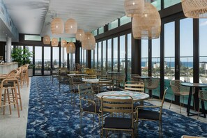 Petit déjeuner buffet (33 AUD par personne)