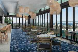 Desayuno buffet diario (AUD 22 por persona)