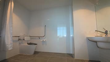 Un baño moderno con inodoro, ducha y lavamanos.