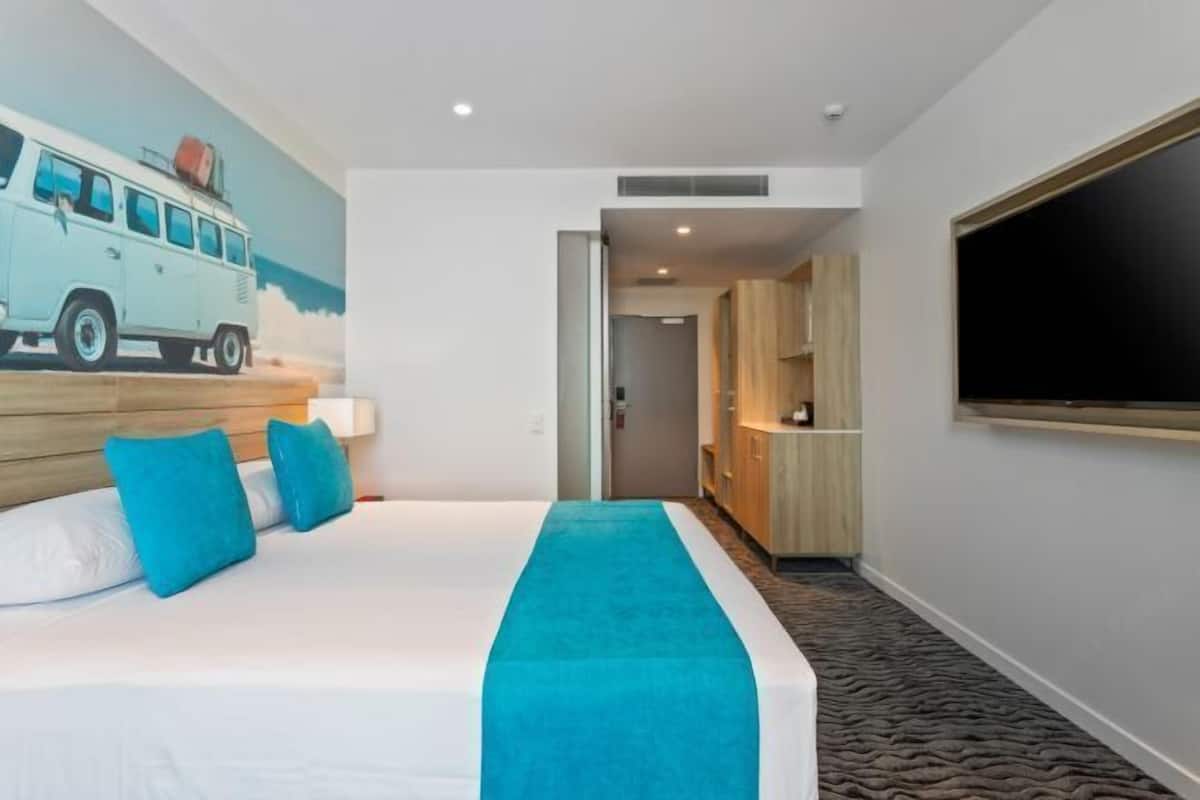 1 bedroom, premium bedding, down comforters, memory foam beds
