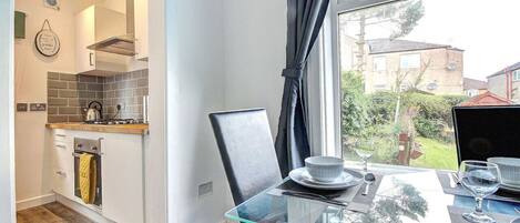 Frigorifero, pentole/stoviglie/utensili, tavolo da pranzo