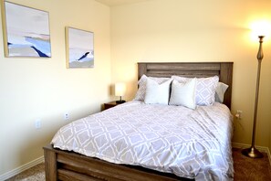 2 bedrooms, iron/ironing board, free WiFi, bed sheets - Modern 2 Bedroom Townhome, 1.5 Bathrooms, 1 Car Garage with Level 2 EV Charging (Loveland)