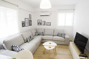 TV - RentalSevilla Elegant and bright apartment in Triana (Sevilla)