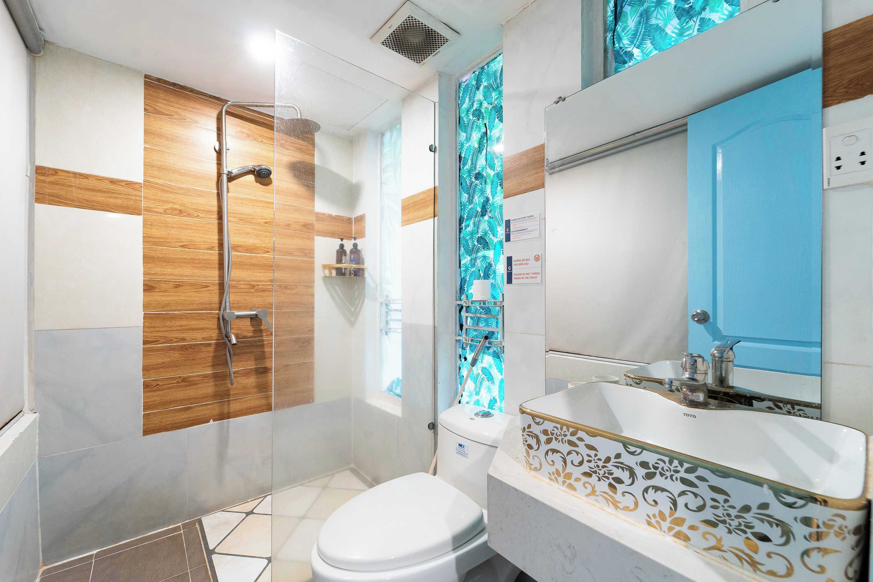 Ein Badezimmer mit Dusche, Toilette und Waschbecken.