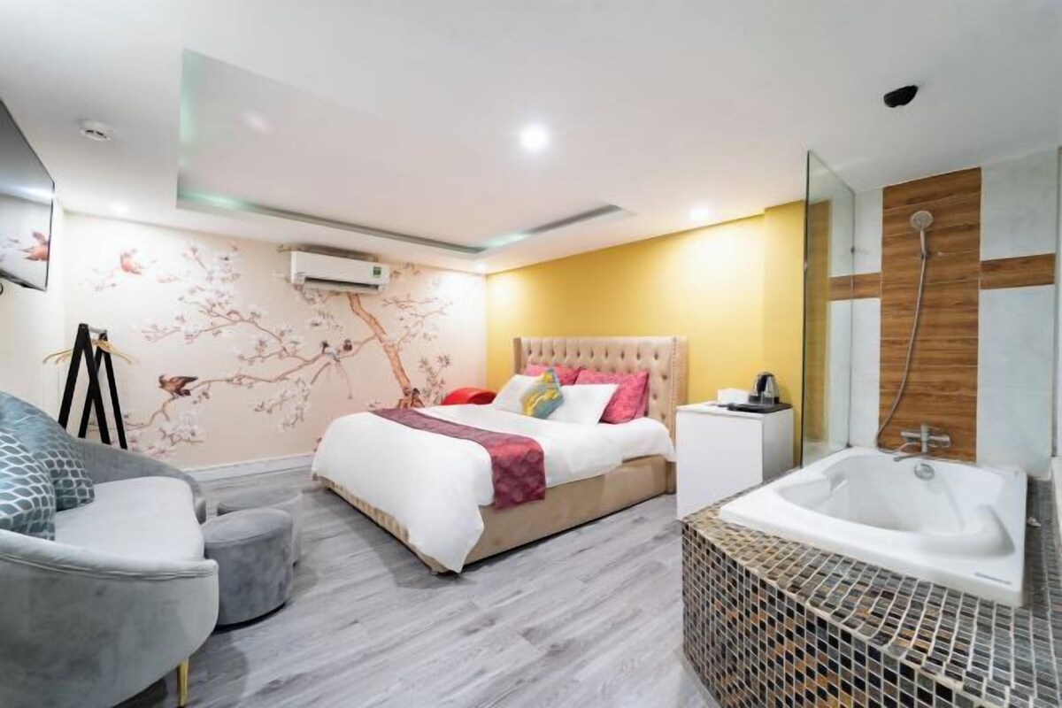 Premium bedding, minibar, free WiFi, bed sheets
