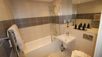 Combined shower/tub, towels