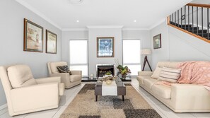 Una televisión, una chimenea, un reproductor de DVD