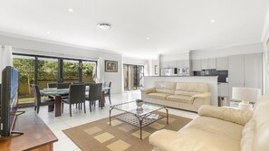 TV, peis og DVD-spiller